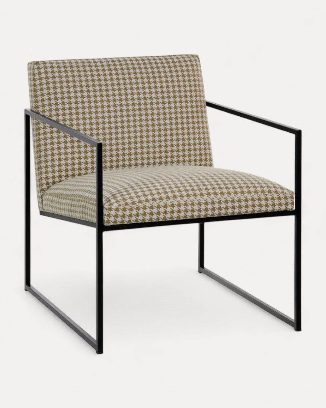 Poltrona Graz em tecido pied-de-poule e metal preto, 65 x 85 x 73 cm
