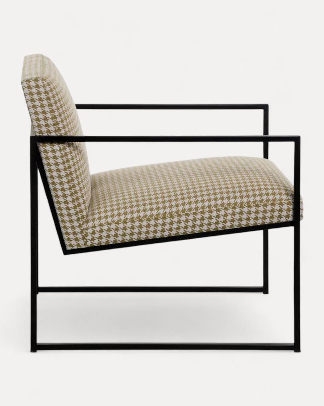 Poltrona Graz em tecido pied-de-poule e metal preto, 65 x 85 x 73 cm
