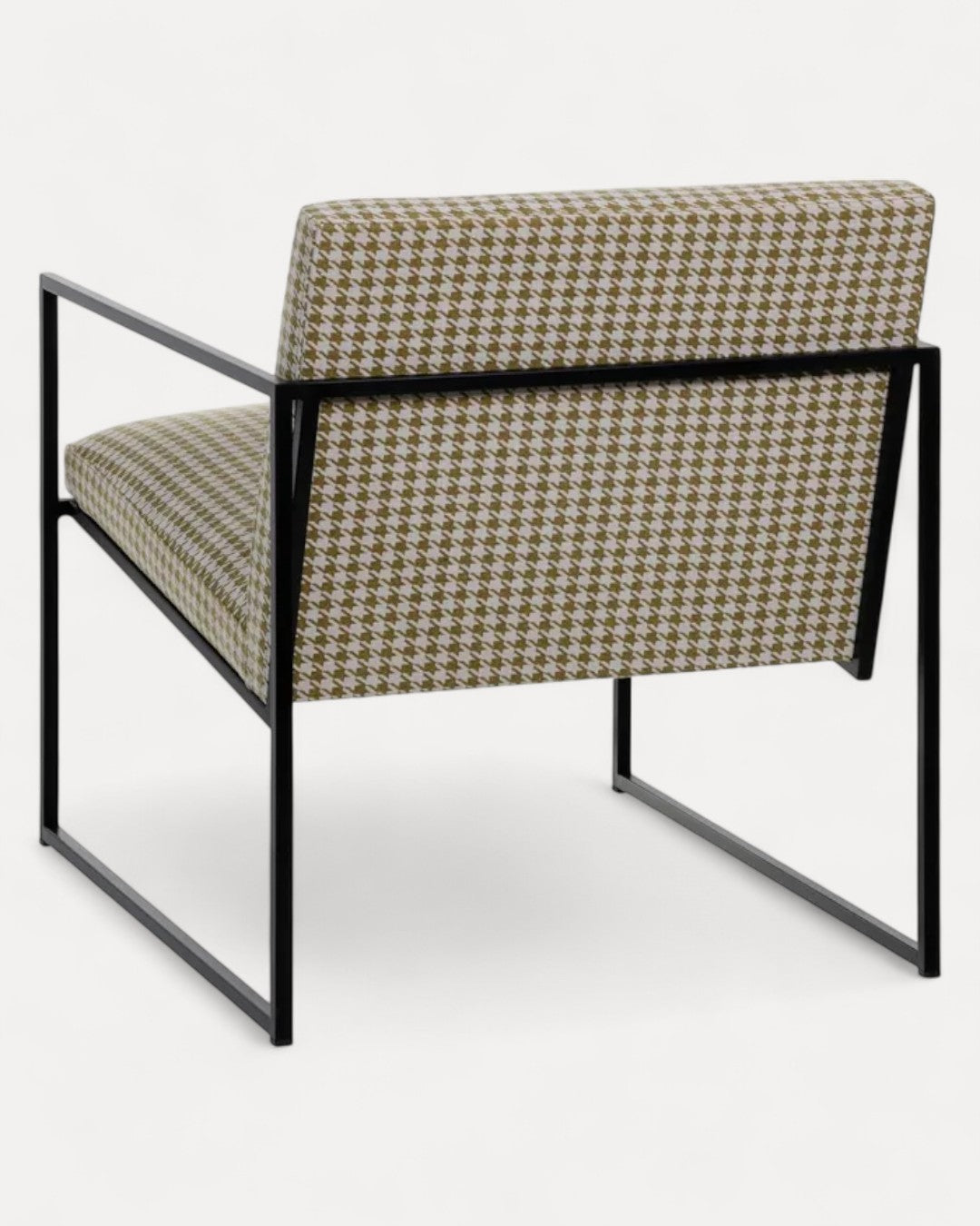 Poltrona Graz em tecido pied-de-poule e metal preto, 65 x 85 x 73 cm