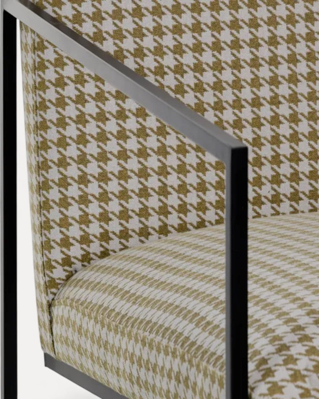 Poltrona Graz em tecido pied-de-poule e metal preto, 65 x 85 x 73 cm