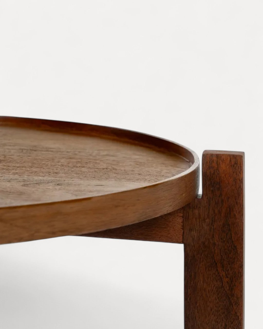 Mesa de centro Ravena em madeira de manga, 81 × 81 × 46 cm