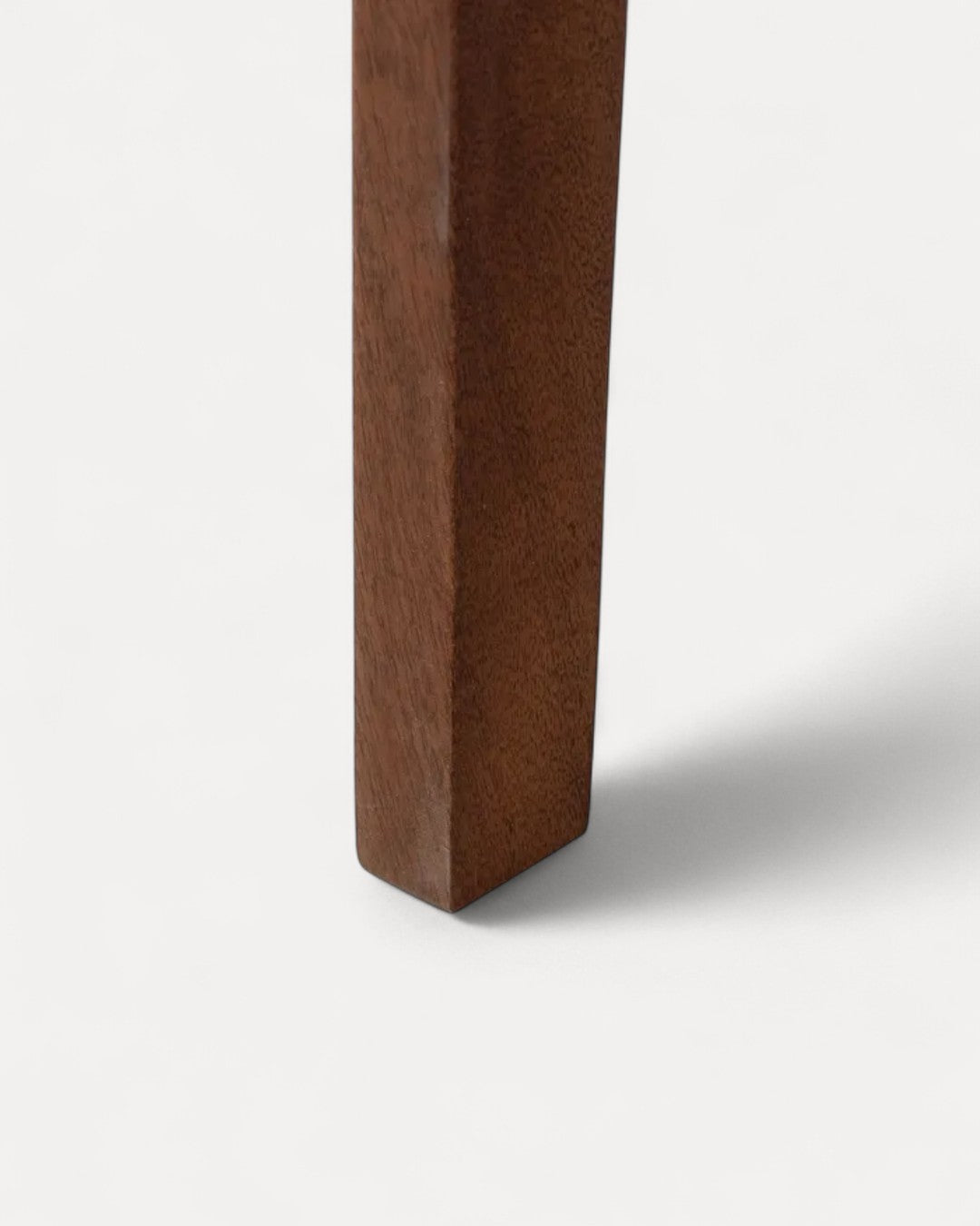 Mesa de centro Ravena em madeira de manga, 81 × 81 × 46 cm