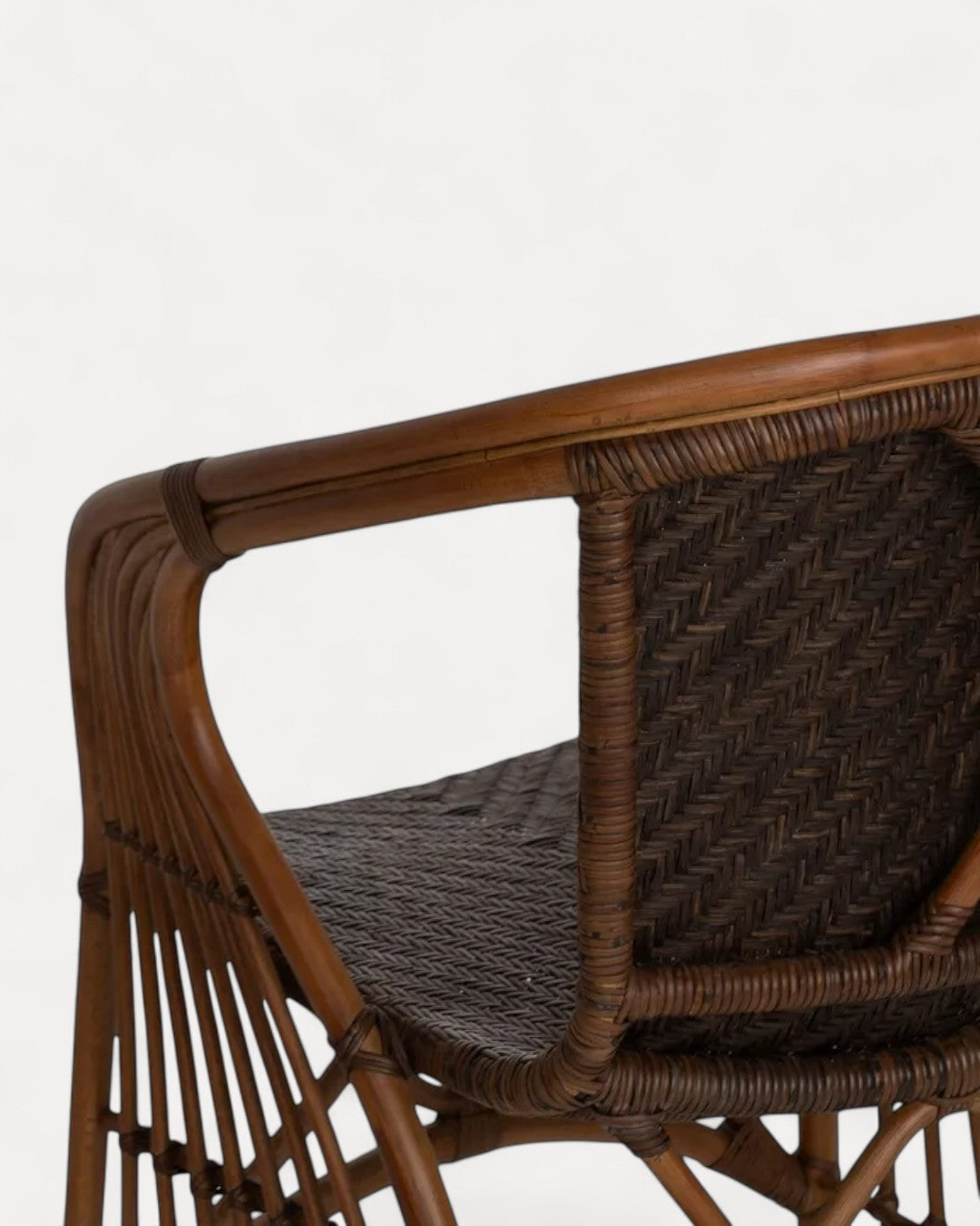 Poltrona Java em rattan entrançado castanho, 57 x 59 x 84 cm