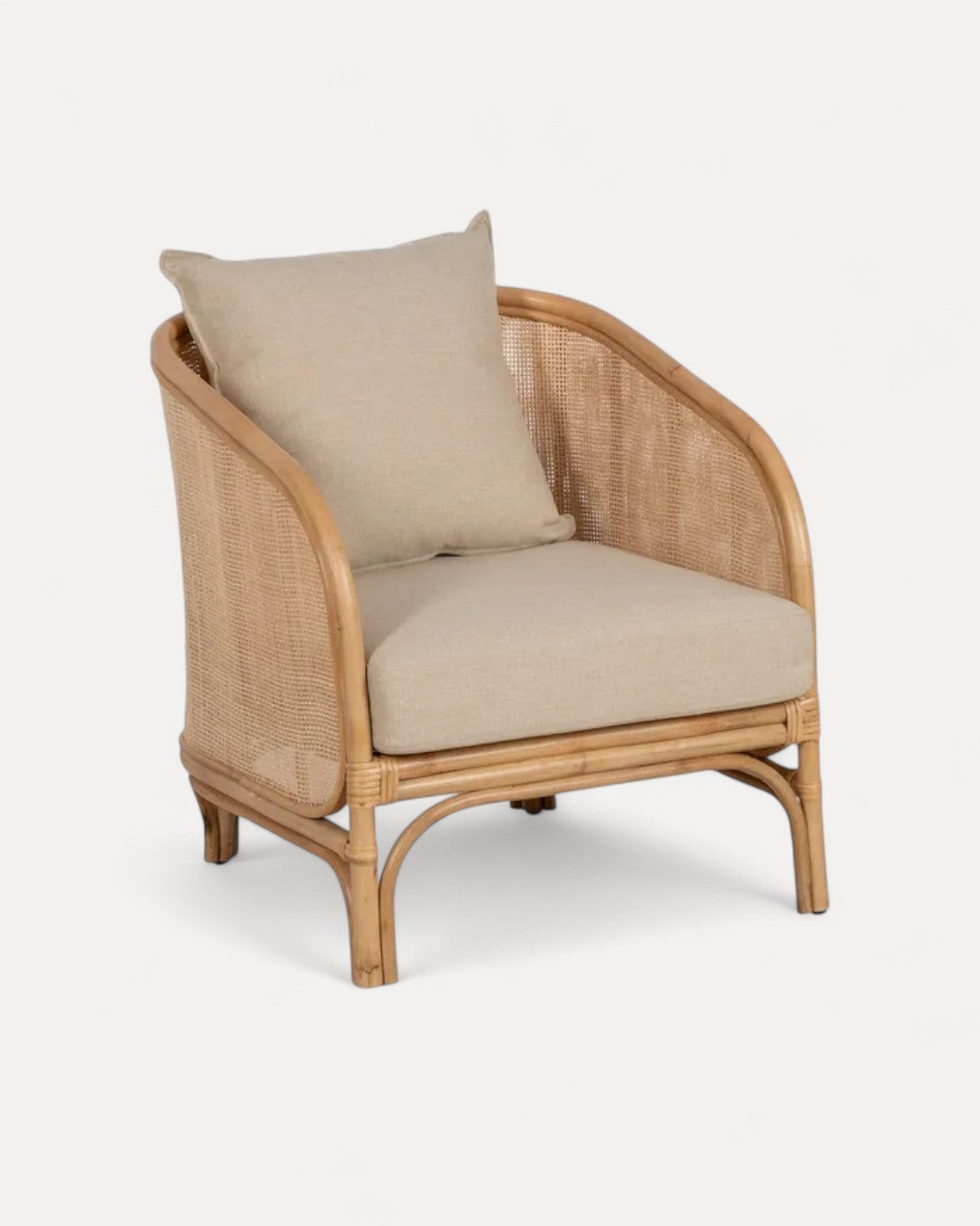 Poltrona Menorca em rattan natural com almofadas cruas, 68 x 68 x 76 cm