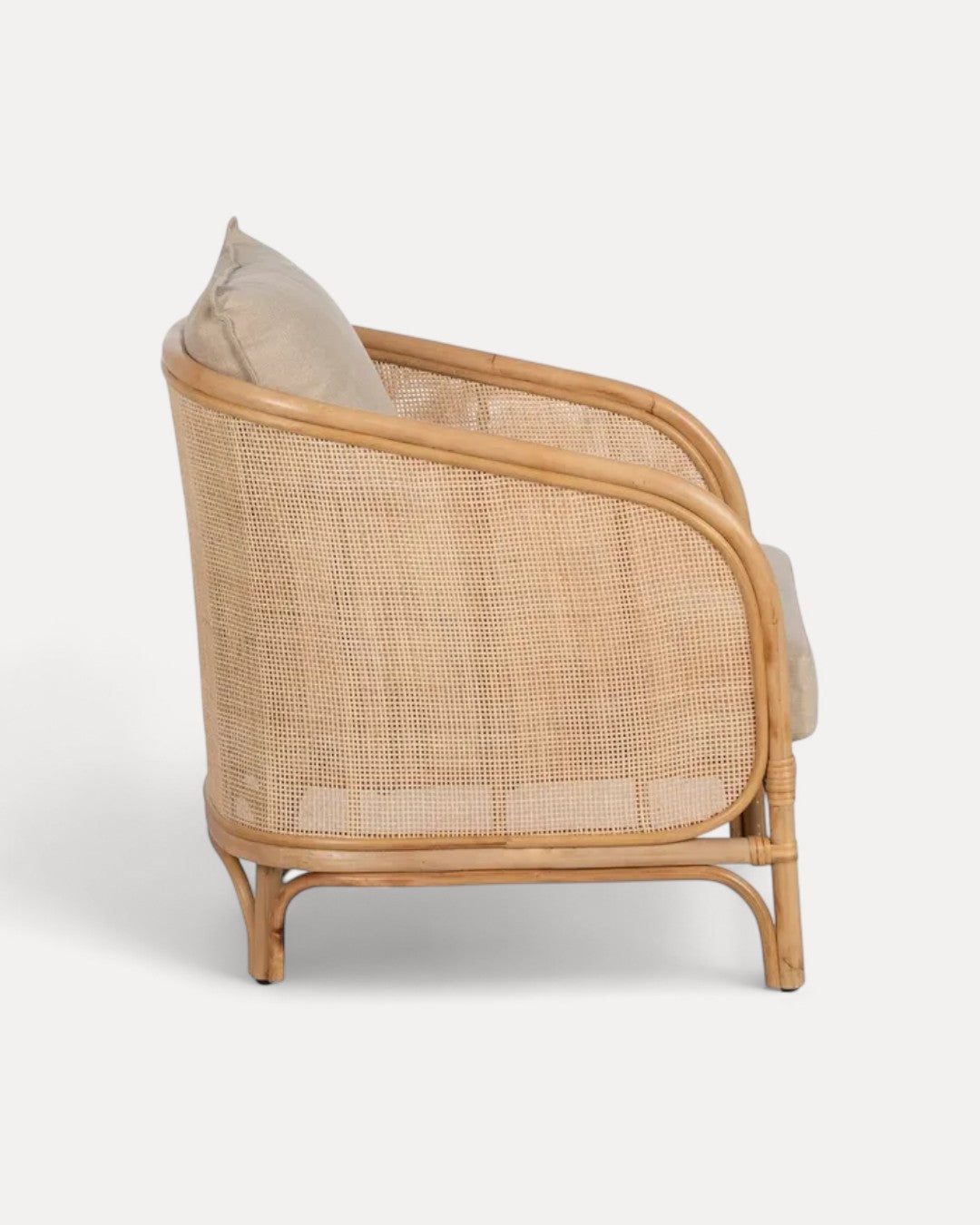 Poltrona Menorca em rattan natural com almofadas cruas, 68 x 68 x 76 cm