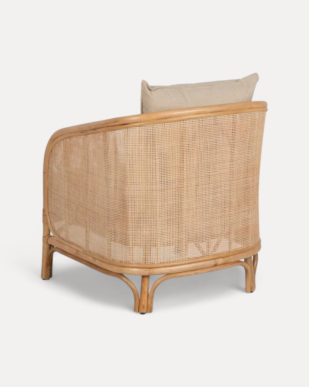 Poltrona Menorca em rattan natural com almofadas cruas, 68 x 68 x 76 cm