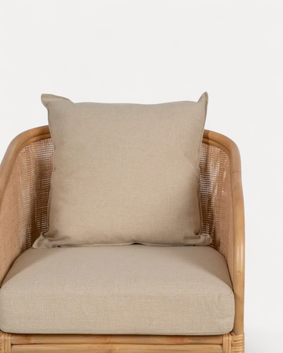 Poltrona Menorca em rattan natural com almofadas cruas, 68 x 68 x 76 cm