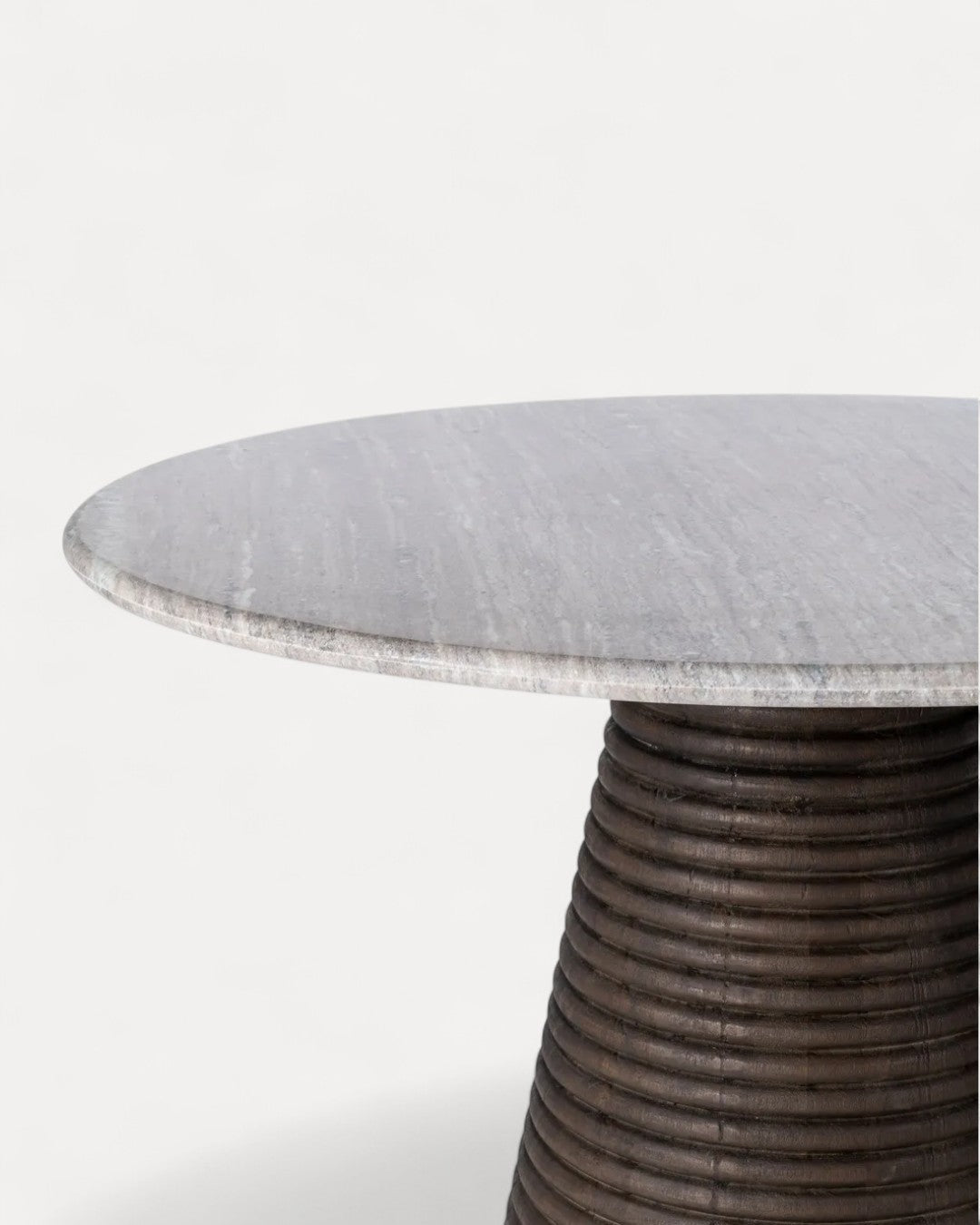 Mesa de jantar Petra em madeira de manga e mármore, 115 x 155 x 76 cm