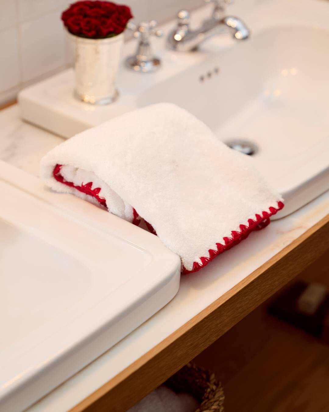 Toalla de baño de conchas blancas y rojas 