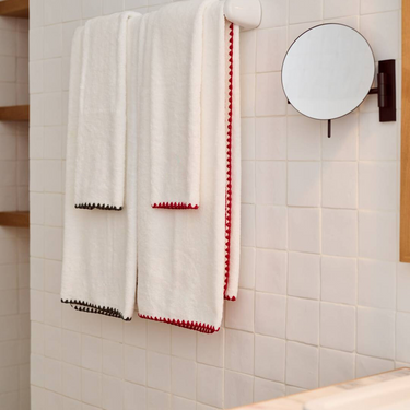 Asciugamano da bagno conchiglia bianco con rosso