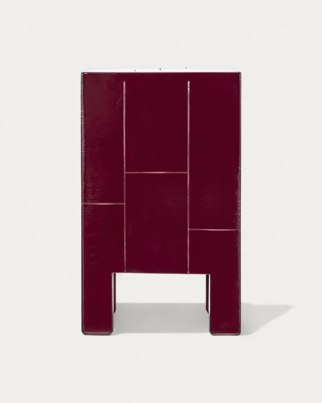 Mesa auxiliar Prisma burdeos, 30 x 30 x 50,5 cm
