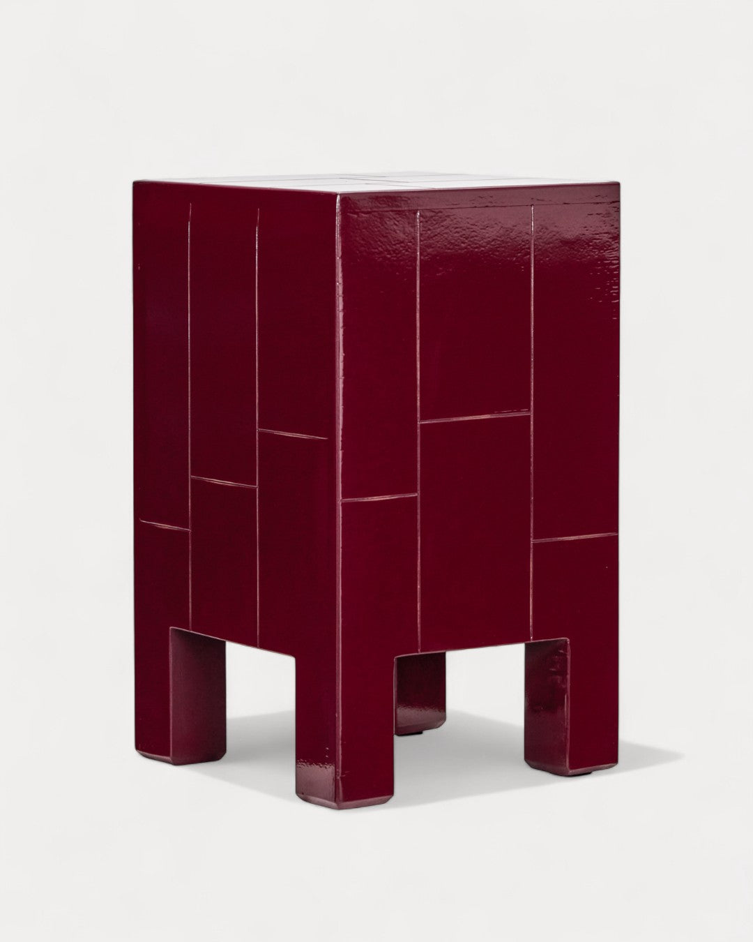 Mesa auxiliar Prisma burdeos, 30 x 30 x 50,5 cm