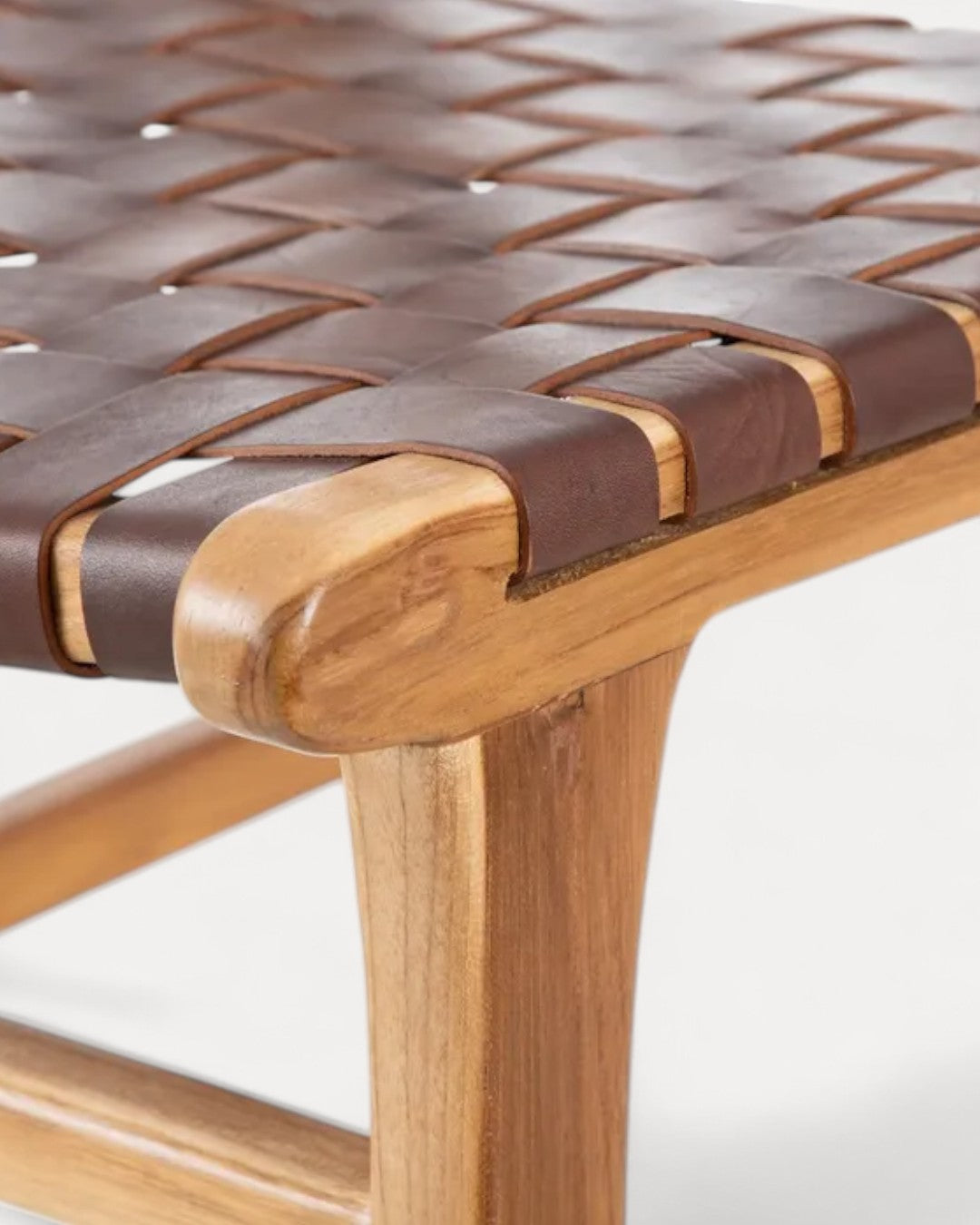 Porto chair in teak wood and brown leather, 56 x 48 x 80 cm