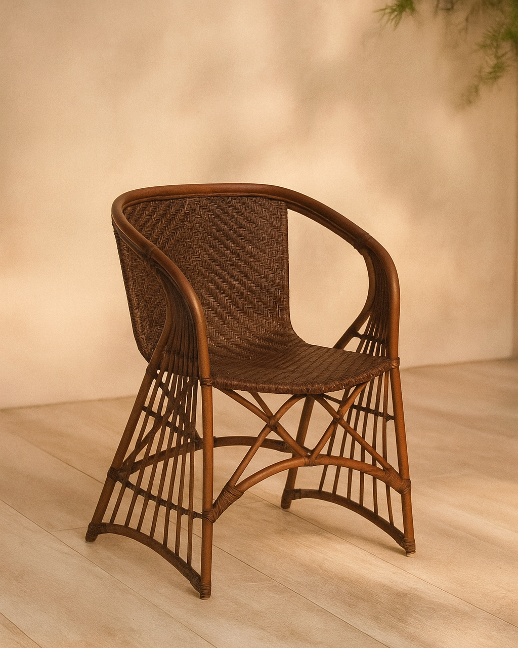 Poltrona Java em rattan entrançado castanho, 57 x 59 x 84 cm