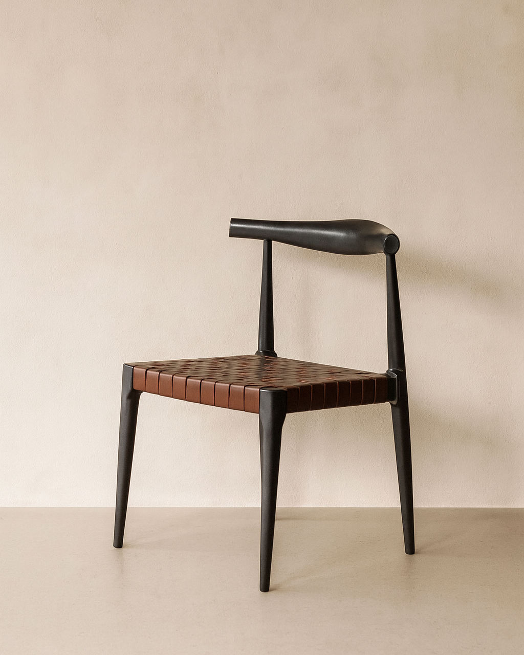 Verano chair in natural black wood and leather, 55×51.5×77 cm