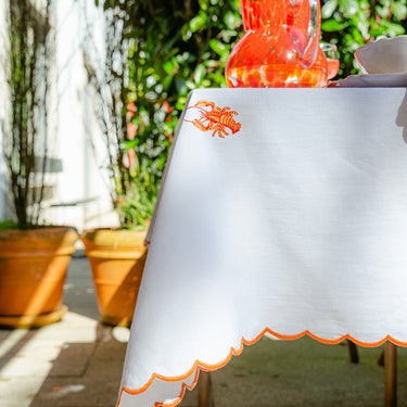 Nappe blanche brodée avec motifs marins