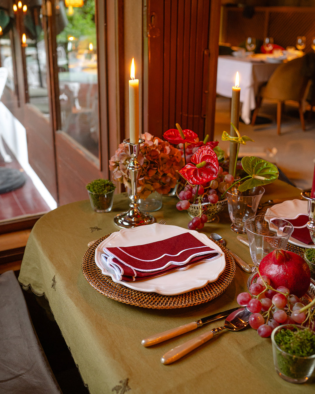 Nappe brodée avec houx vert