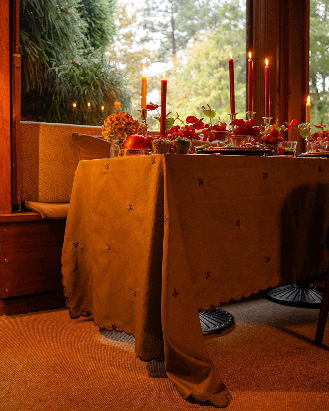 Nappe brodée avec houx vert