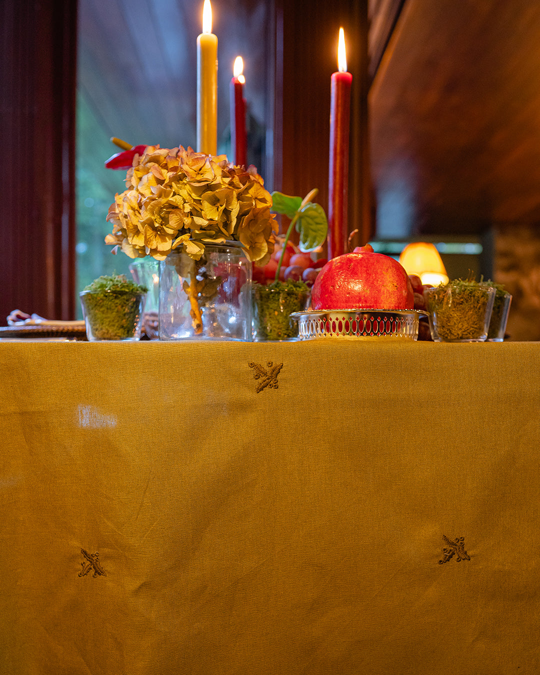 Nappe brodée avec houx vert