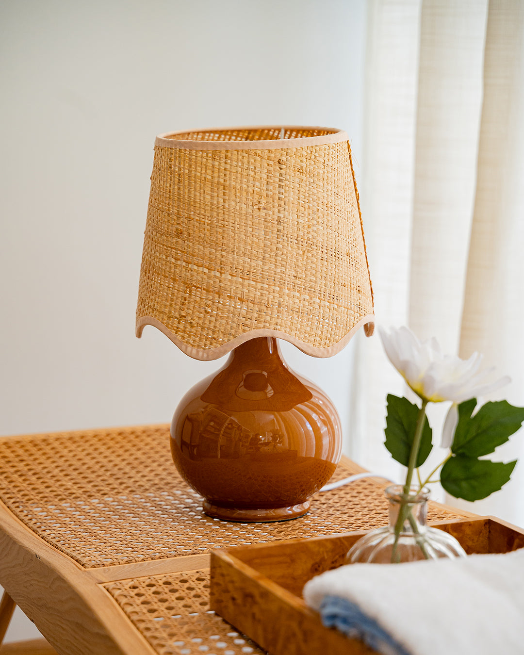 Lampe de table Alice, marron avec abat-jour en raphia
