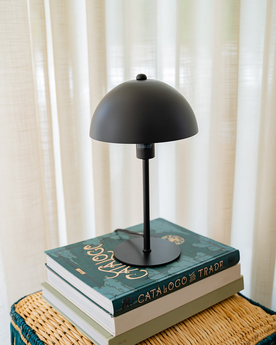Candeeiro de Mesa Sky Preto Mate em Metal