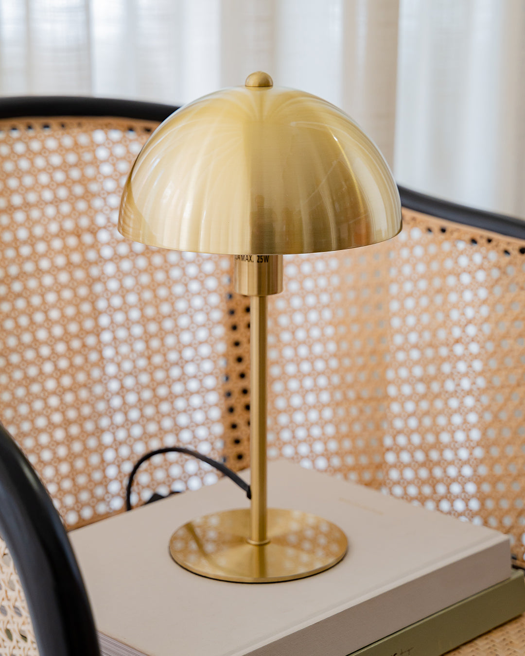 Candeeiro de Mesa Sky Dourado em Metal