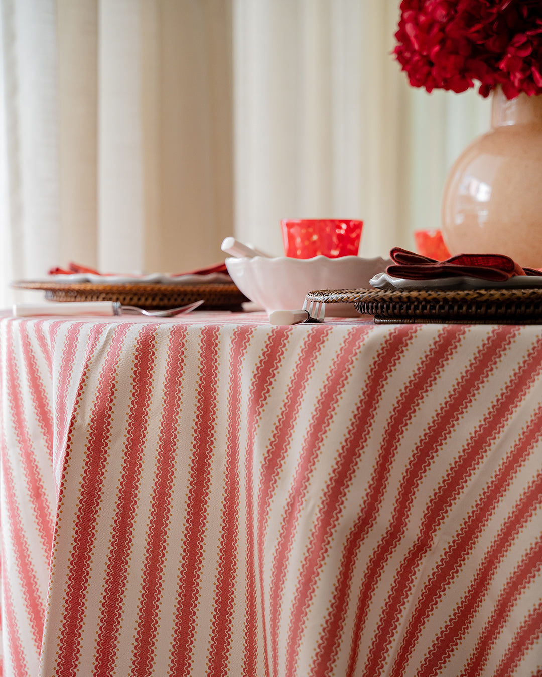 Toalha de Mesa Atlântica Vermelha Estampada em 100% Algodão