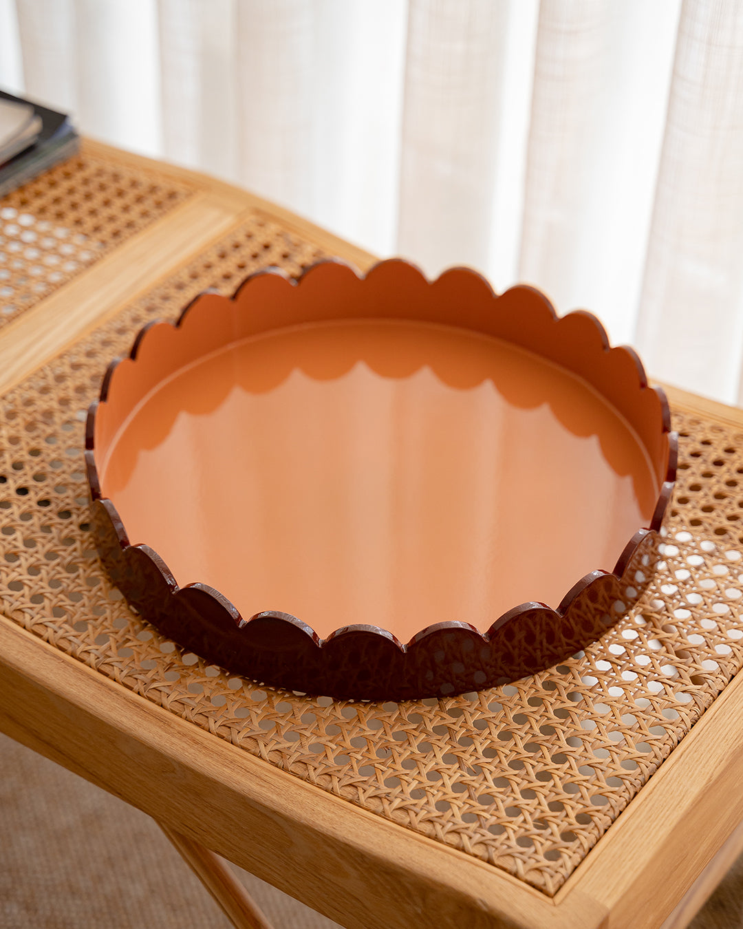 Tabuleiro Redondo Alice Castanho Ondulado, Ø30 cm