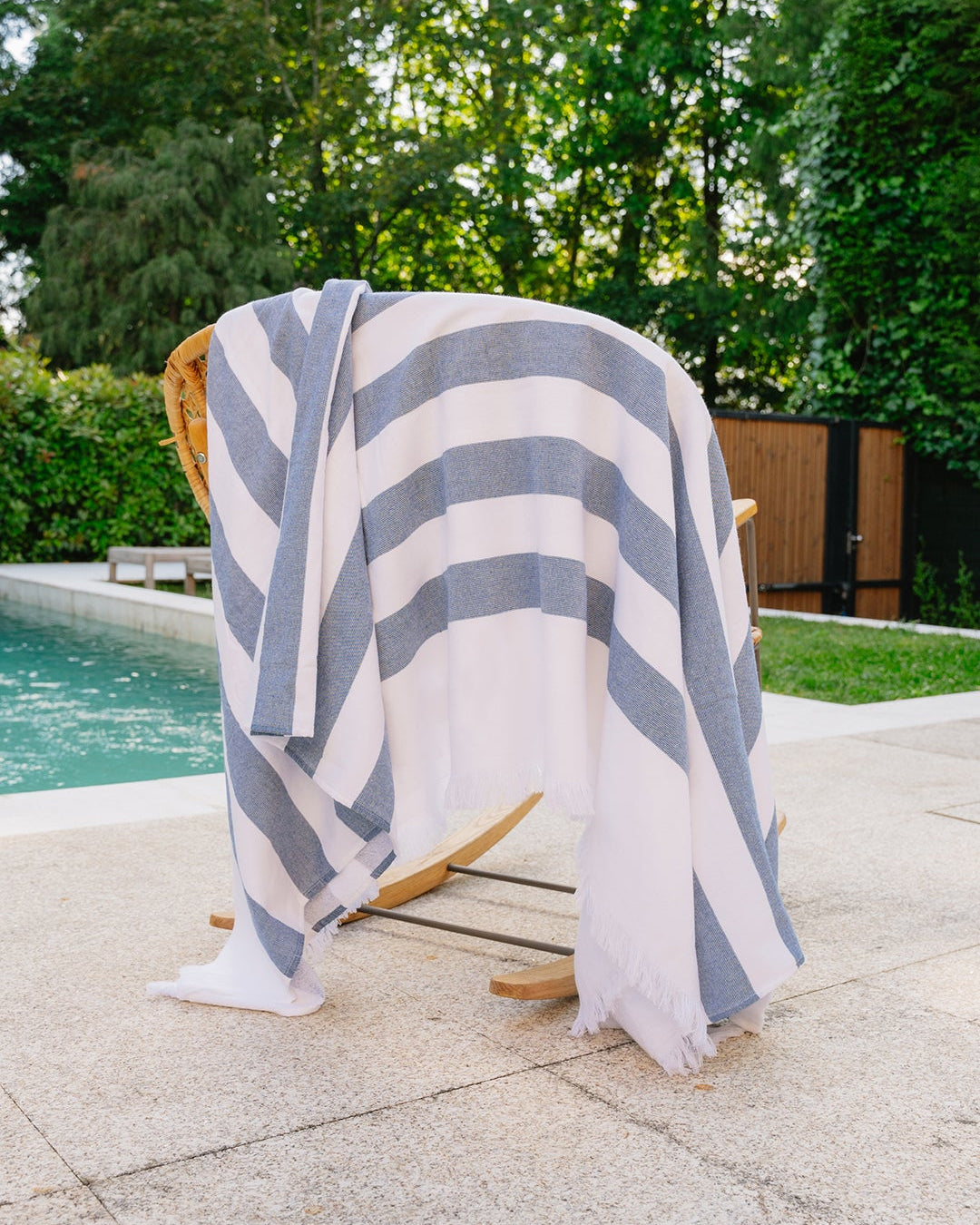 Serviette de plage en coton à rayures bleues