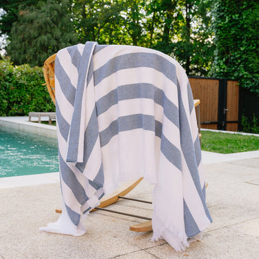 Serviette de plage en coton à rayures bleues