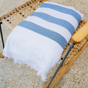Serviette de plage en coton à rayures bleues