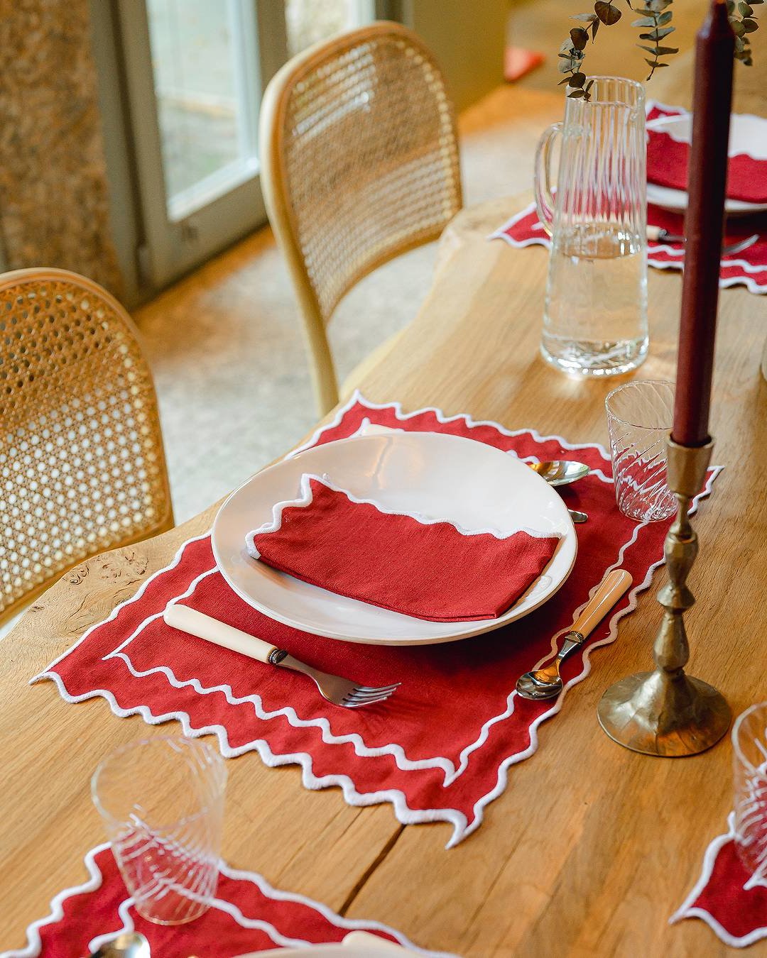 Vila Placemat, Red with White