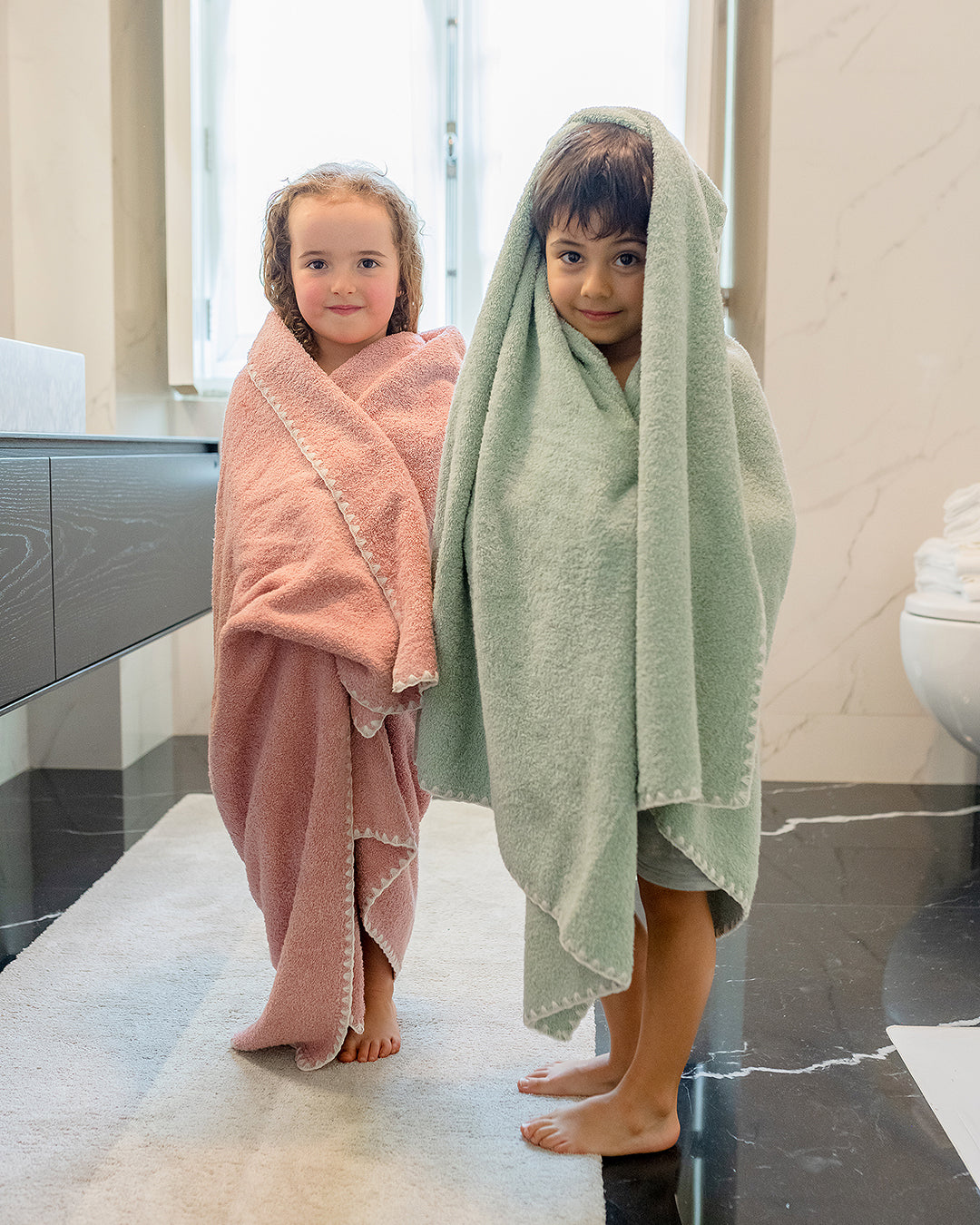 Serviette de bain en coton coquillage rose avec cru personnalisée