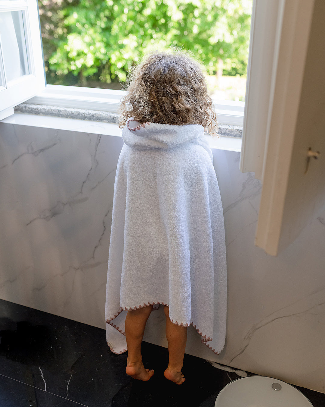 Serviette de bain en coton coquillage blanc avec rose personnalisée