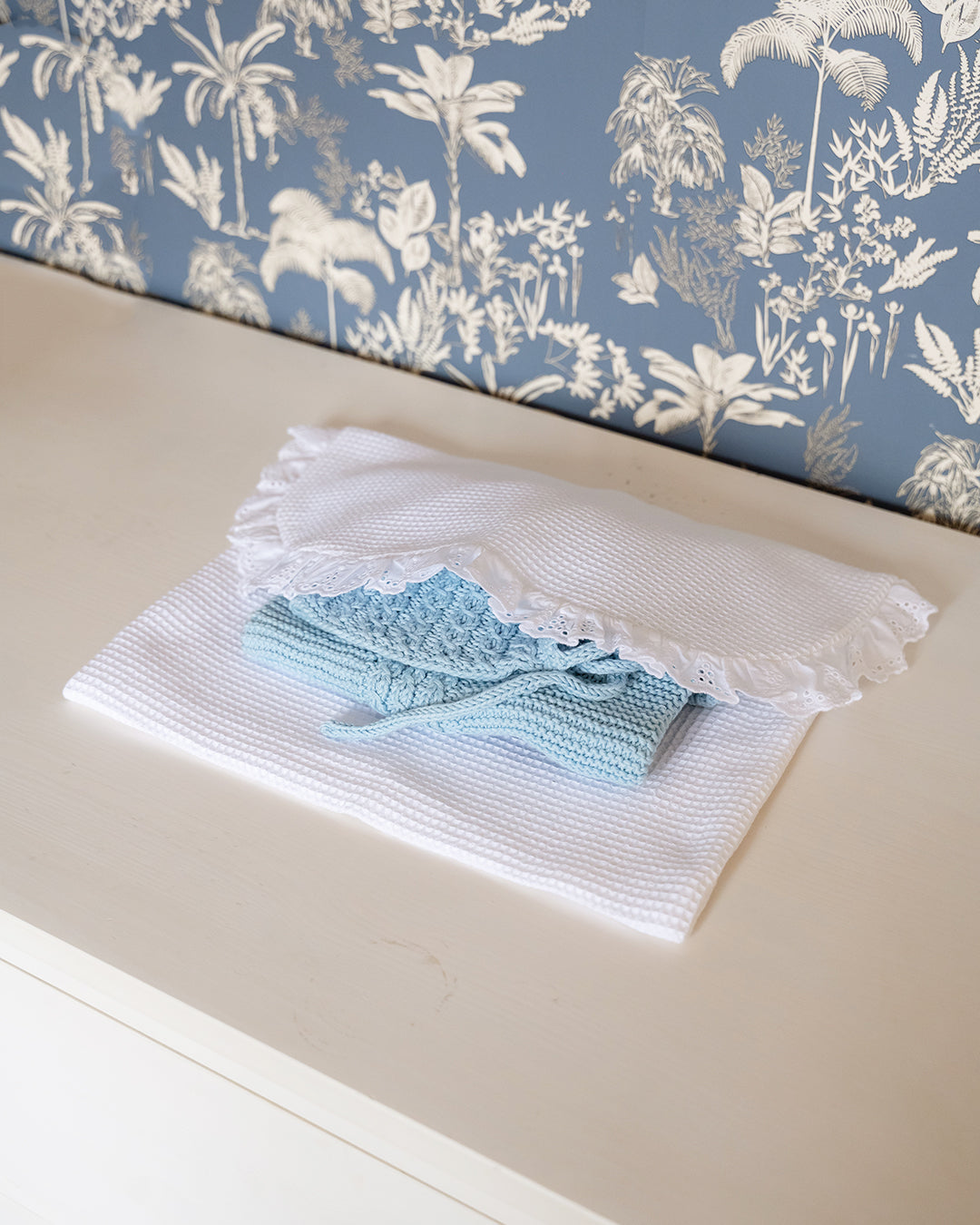 Bolsa de ropa en piqué con encaje