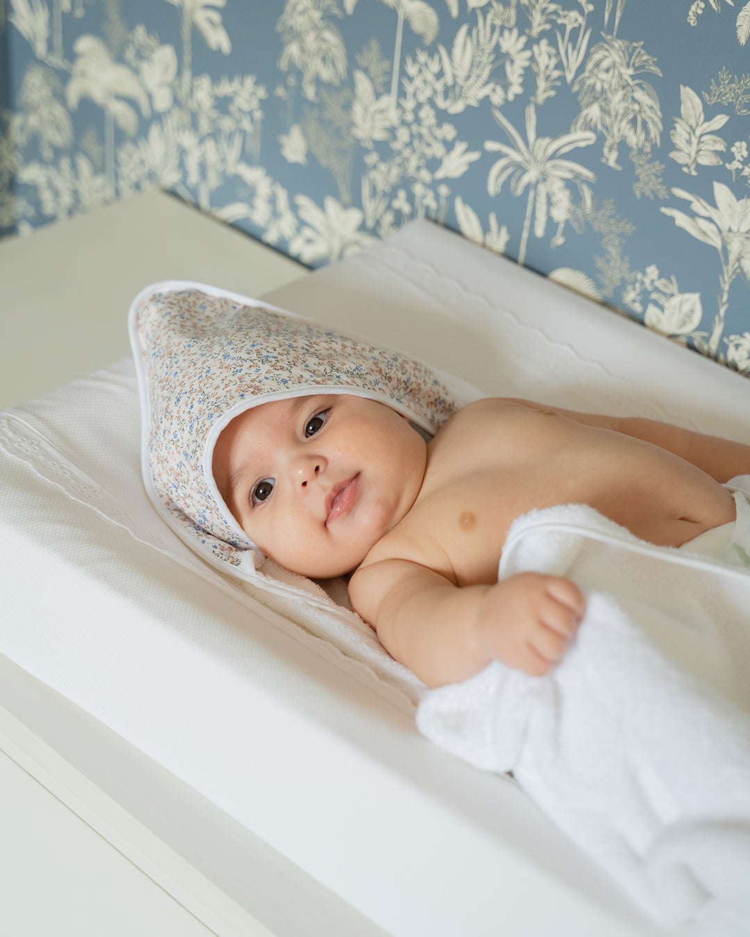 Toalla de baño para bebé con flores, blanca