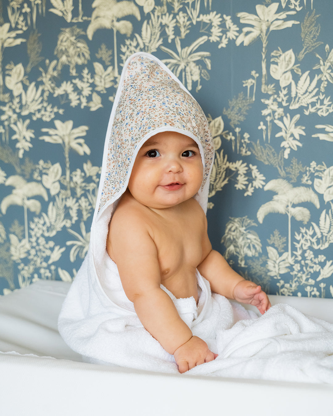 Toalla de baño para bebé con flores, blanca