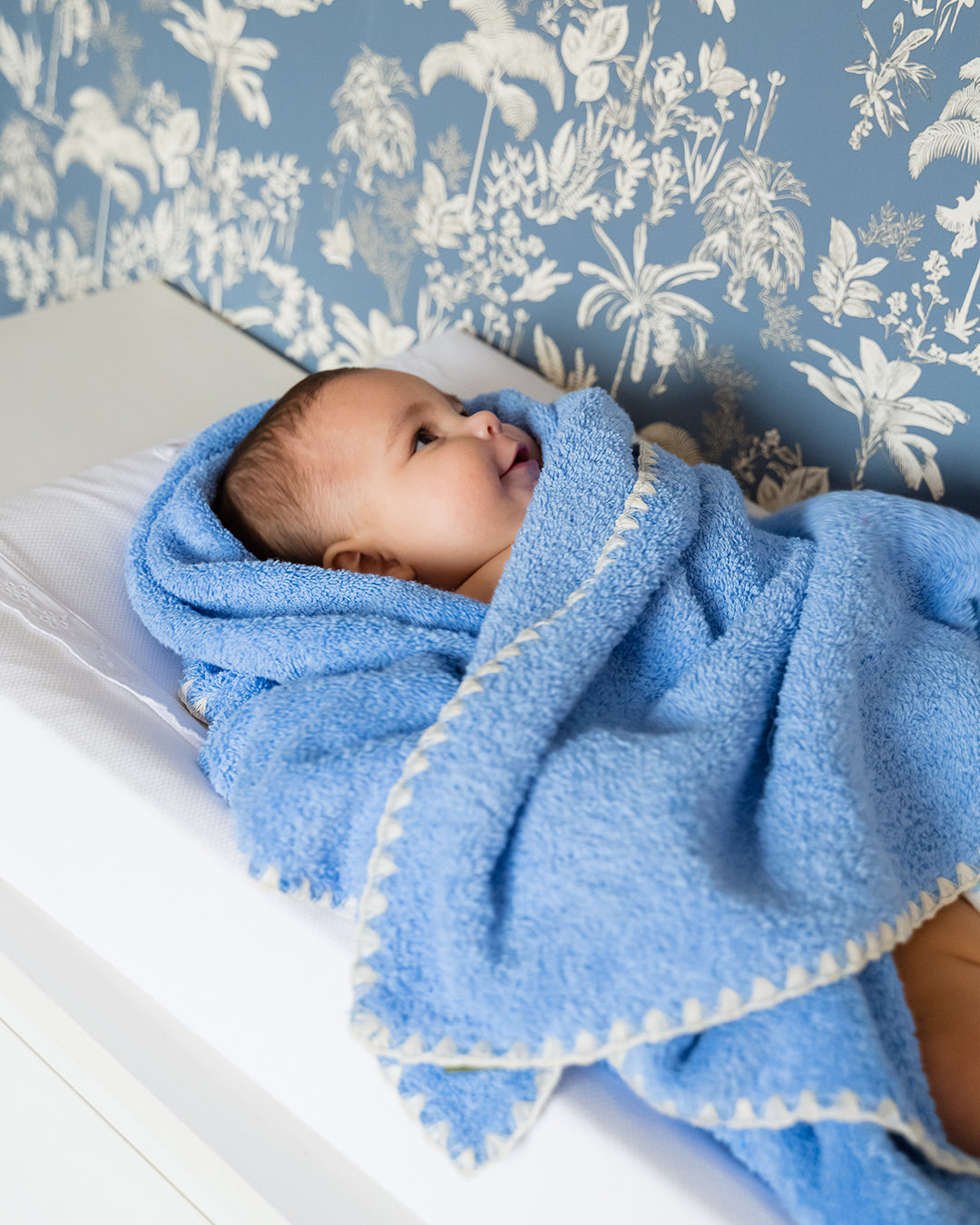 Toalla de baño algodón concha azul con blanco