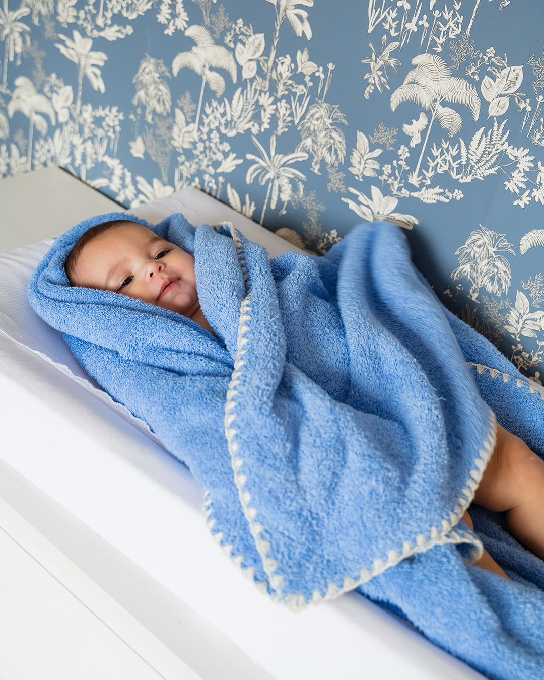 Toalla de baño algodón concha azul con blanco