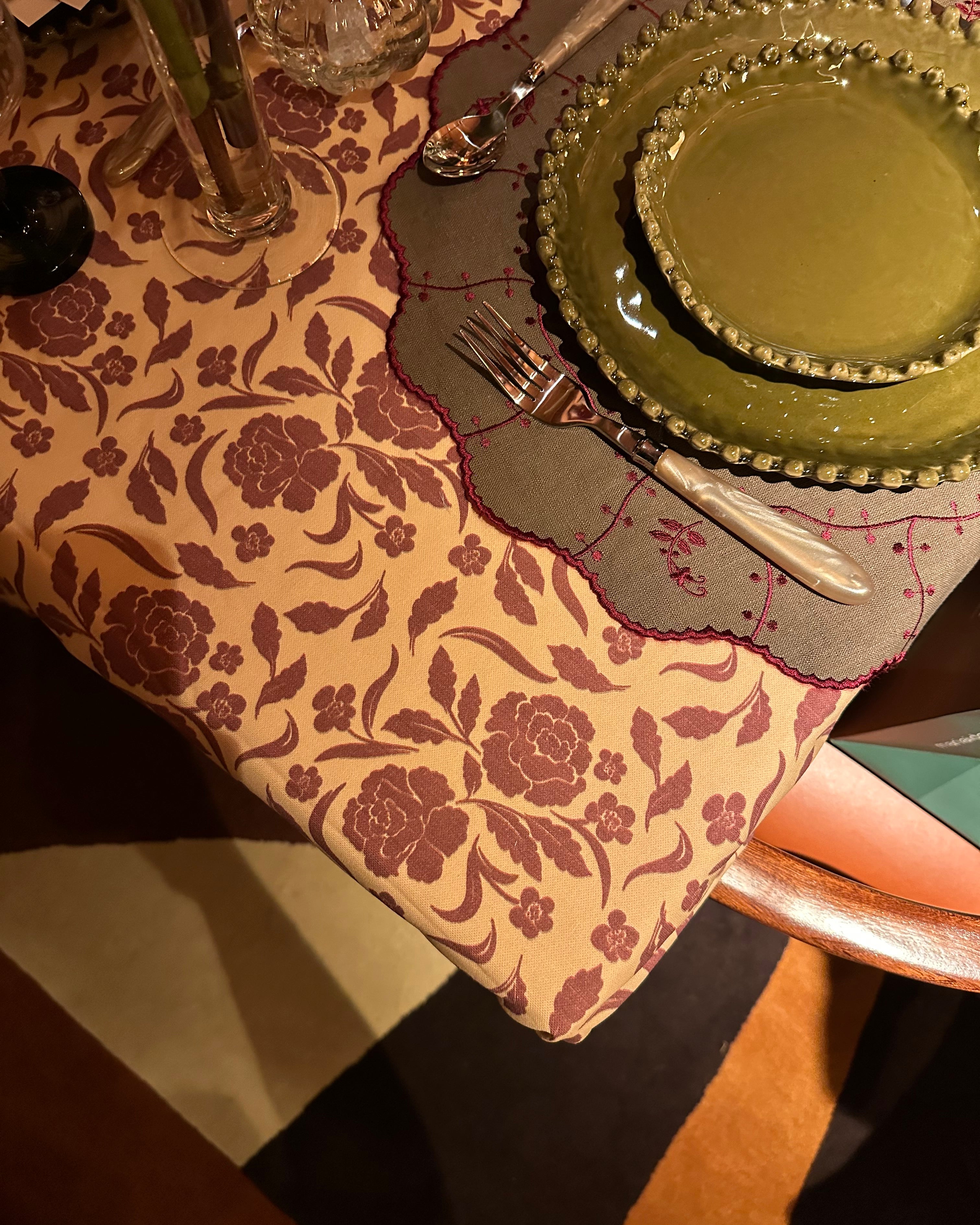 Mantel de Mesa Fiore en Amarillo y Burdeos Estampada en 100% Algodón