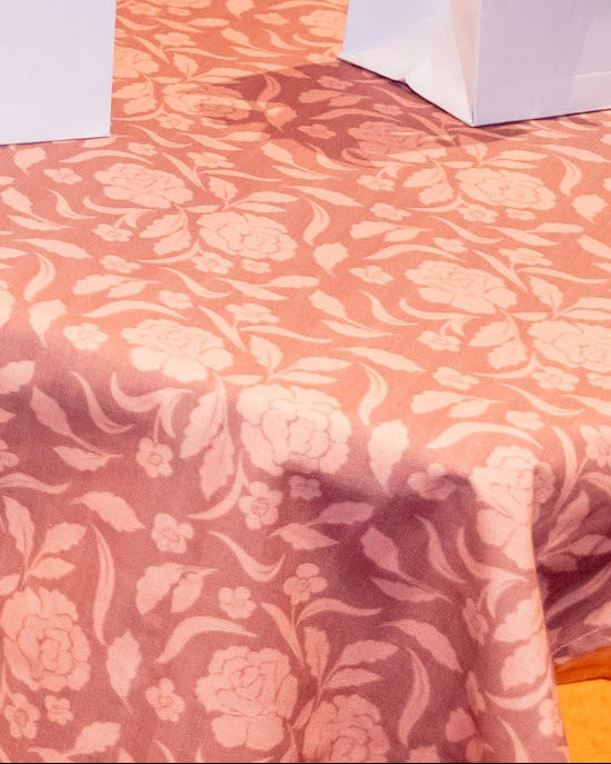 Mantel de Mesa Fiore en Burdeos y Rosa Estampada en 100% Algodón