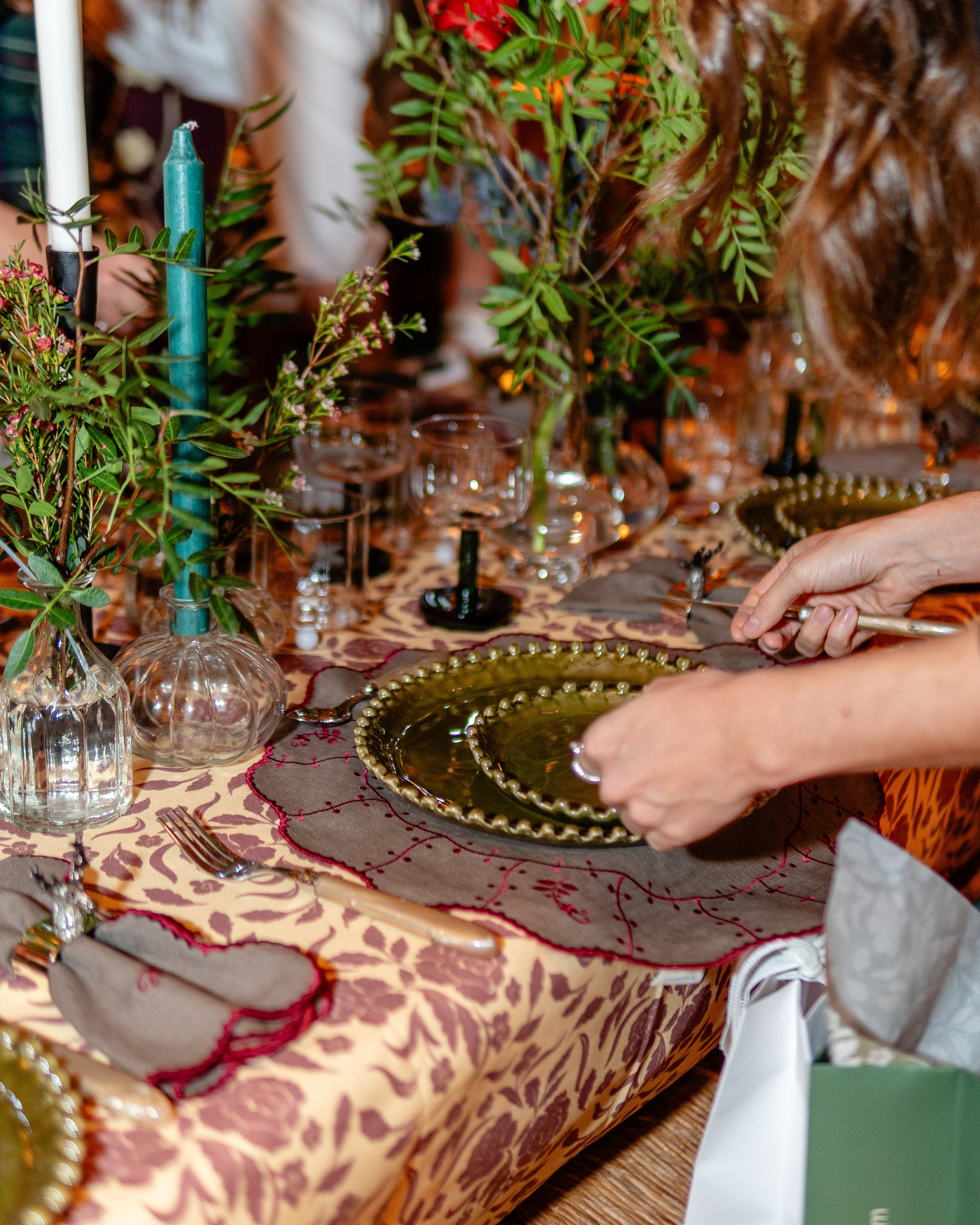 Mantel de Mesa Fiore en Amarillo y Burdeos Estampada en 100% Algodón