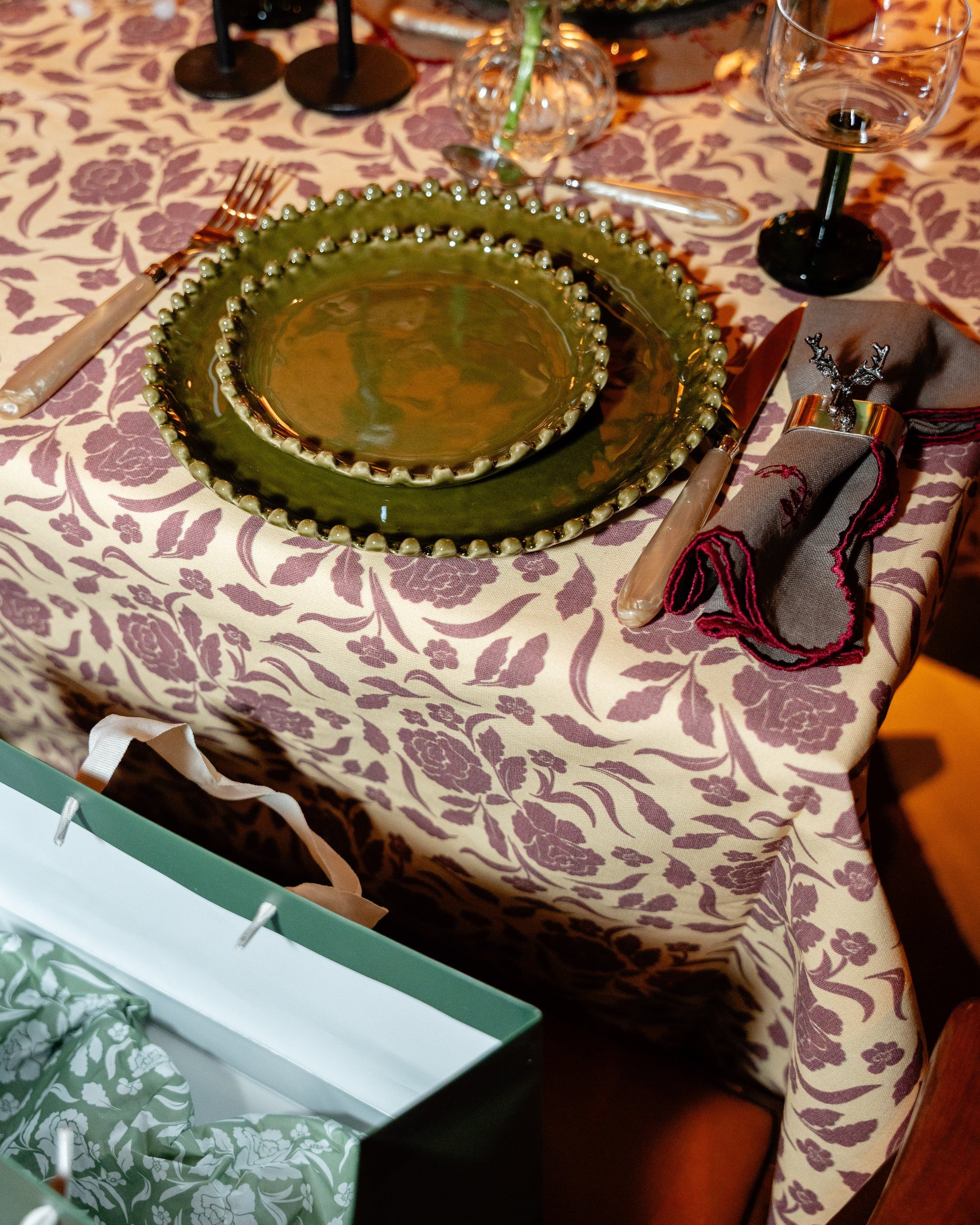 Mantel de Mesa Fiore en Amarillo y Burdeos Estampada en 100% Algodón