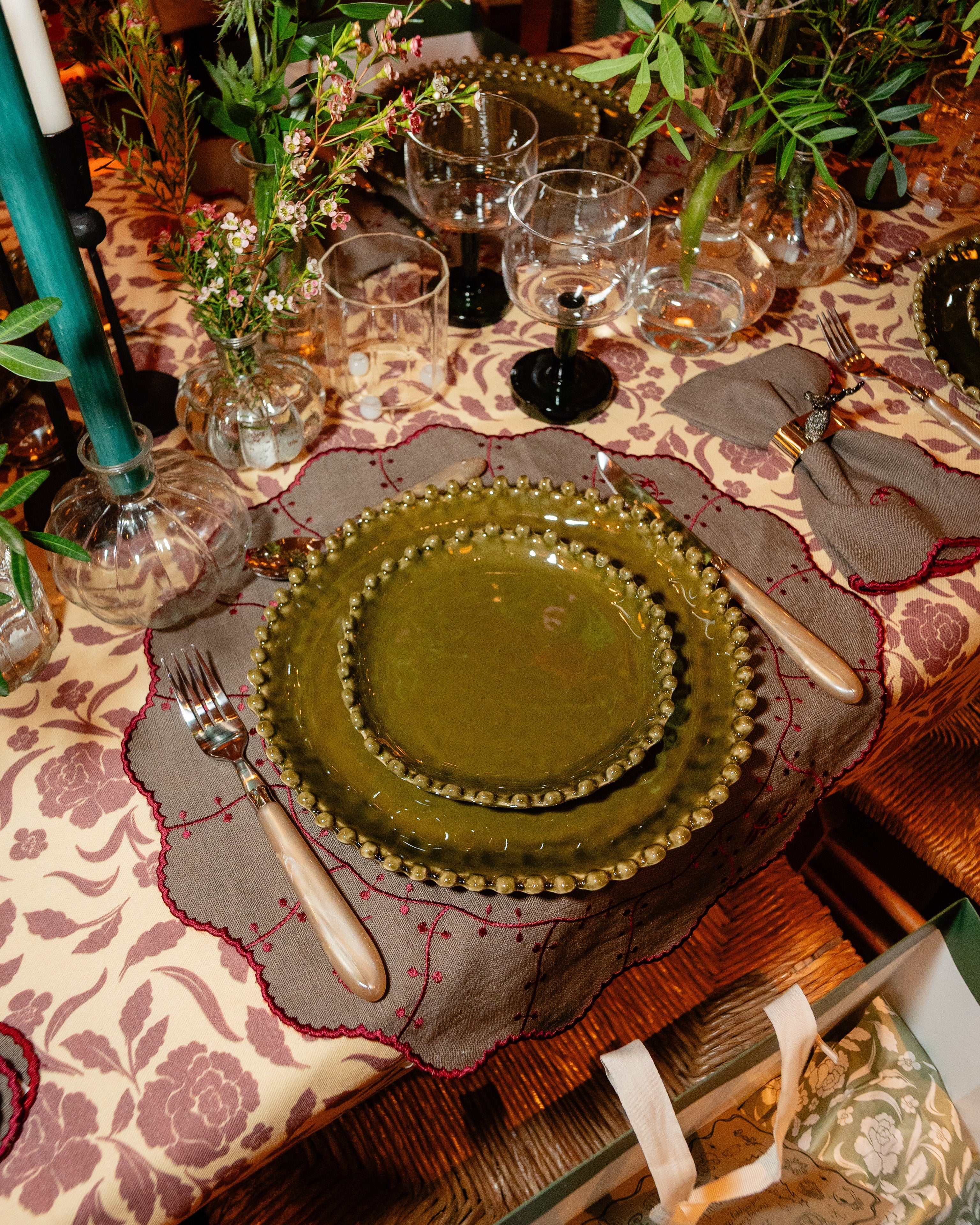 Mantel de Mesa Fiore en Amarillo y Burdeos Estampada en 100% Algodón