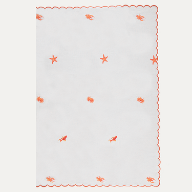 Nappe blanche brodée avec motifs marins