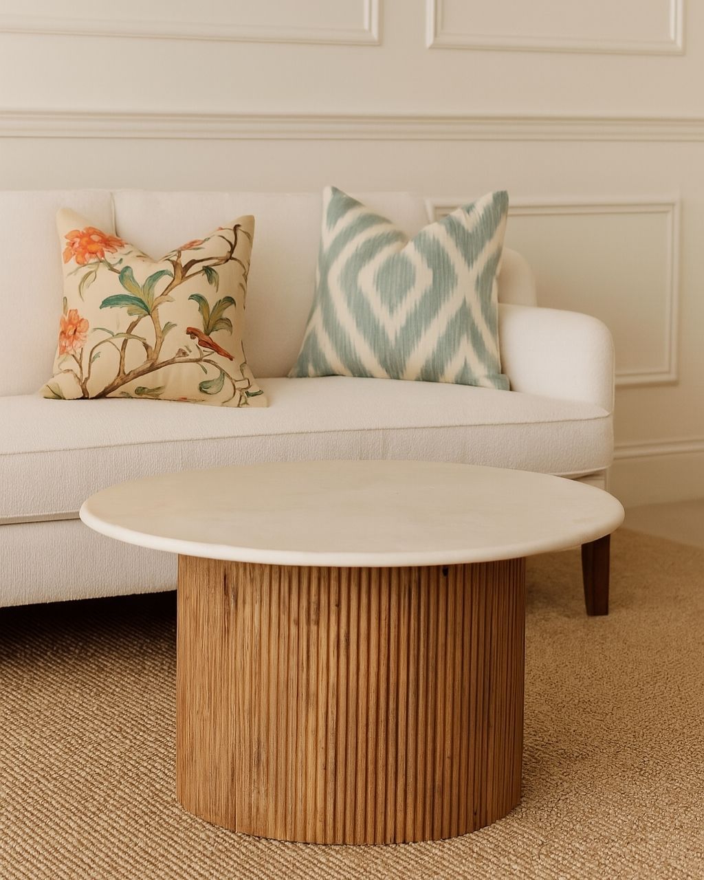 Mesa de centro Creme em madeira de manga e mármore, 76 × 76 × 45 cm