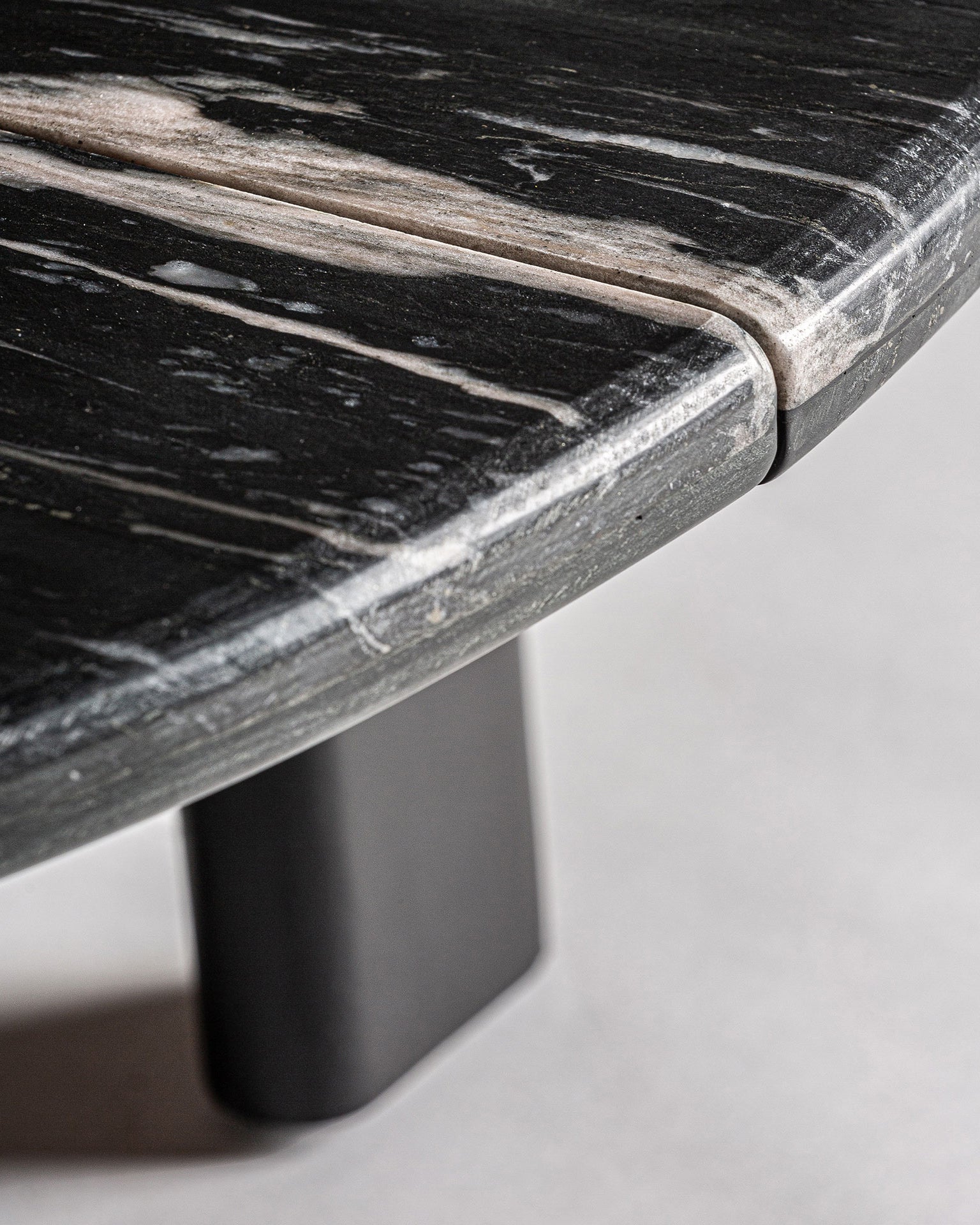 Tavolino da caffè Kairo in marmo nero e legno naturale, Ø100 cm