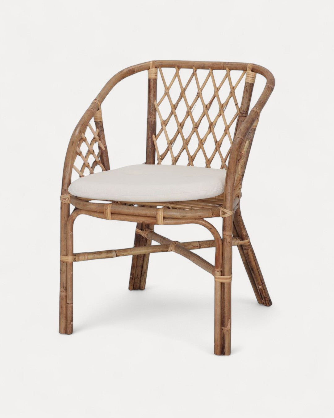 Silla Anzio con estructura de ratán con cojín de lona blanca