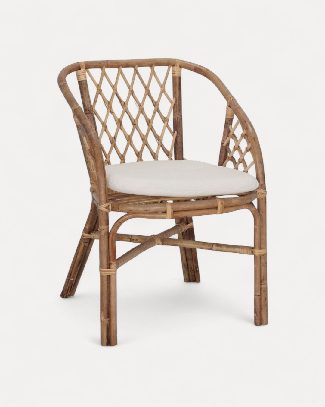 Silla Anzio con estructura de ratán con cojín de lona blanca
