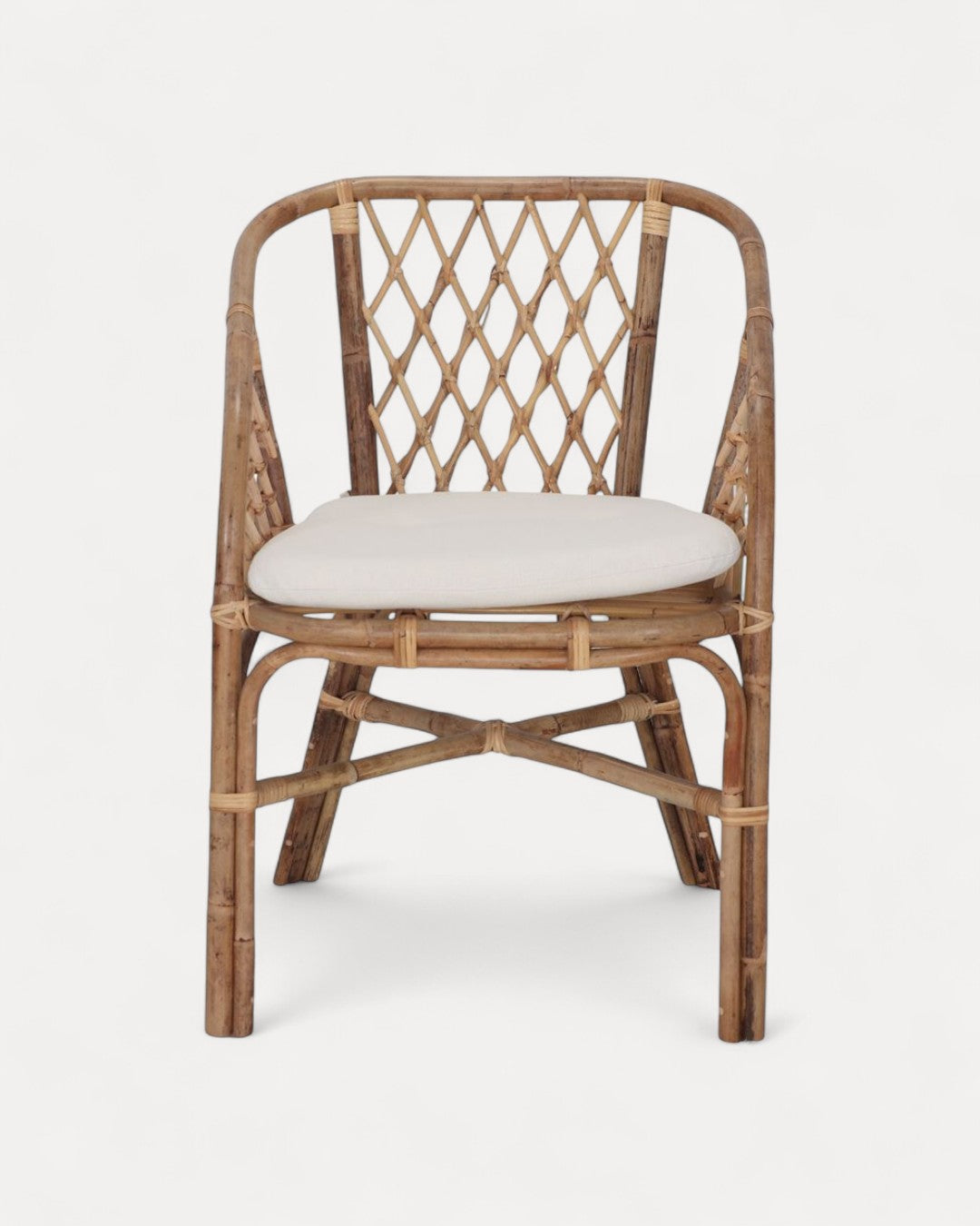 Silla Anzio con estructura de ratán con cojín de lona blanca